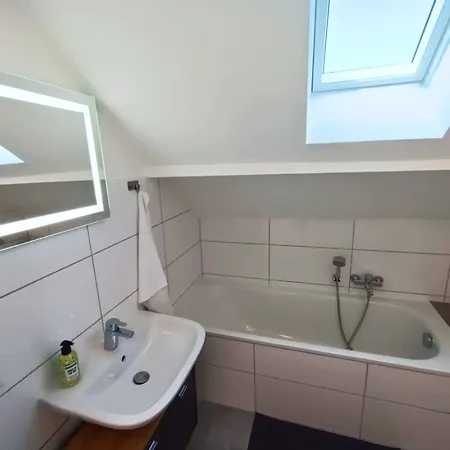 Lofty Maisonette Wohnung, A Lage, 10 Min Zur Messe Fuer Bis Zu 6 Personen *